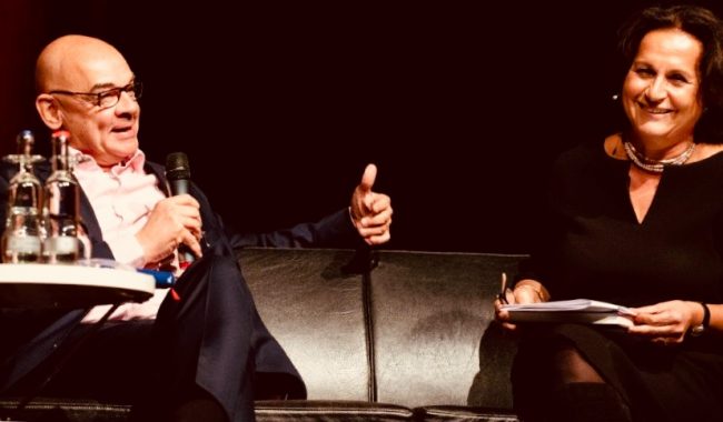 Auf der Bühne mit Ferdoz Forudastan, Haus im Park, Foto Bente Stachowski: Copyright Körber-Stiftung