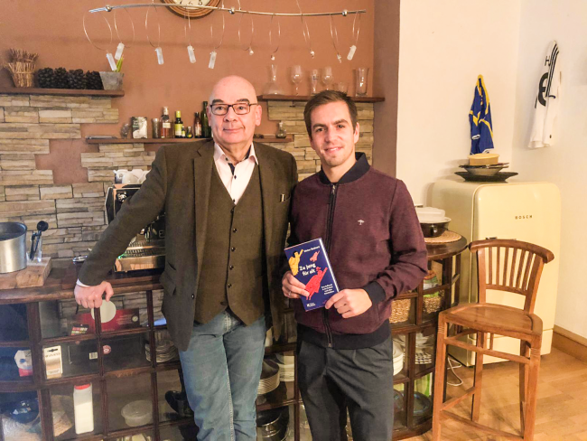 Buchübergabe an Philipp Lahm