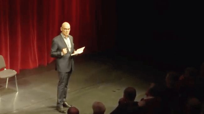 ZU_JUNG_FR_ALT__DIETER_BEDNARZ_LIEST_IM_THEATER_standbild