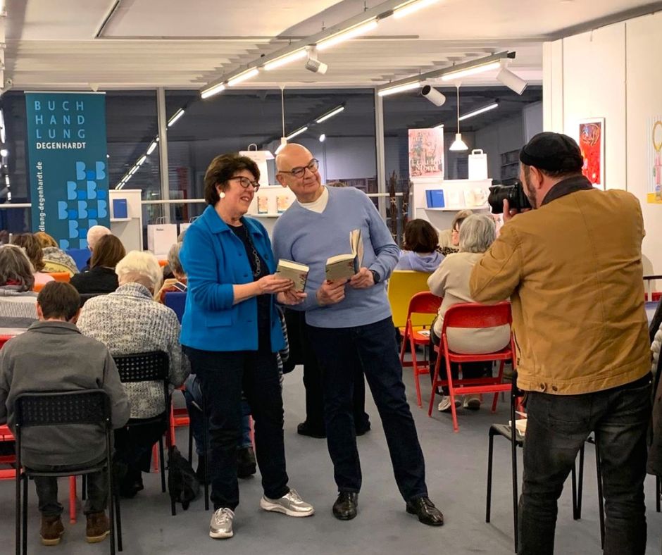 Buchhändlerin Iris Degenhardt und der Foto-Kollege der Theinischen Post